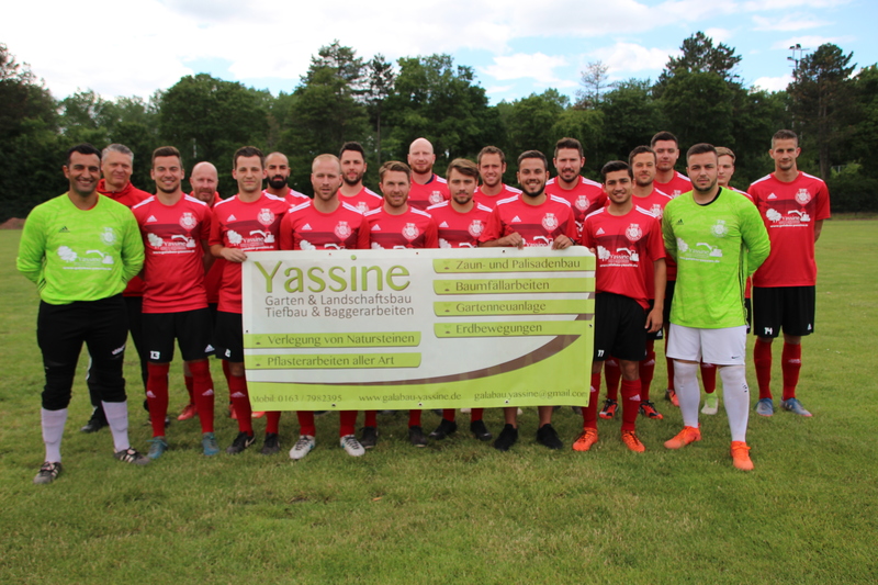 Foto Rocco Bartsch: Die I. Mannschaft in den neuen Trikots – links Sponsor Hussein Yassine
