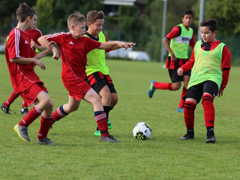 Foto Rocco Bartsch: Arber Mehmeti (3.v.r) im Zweikampf mit seinem Gegner - Nutznießer ist Nils Althausen (r.)