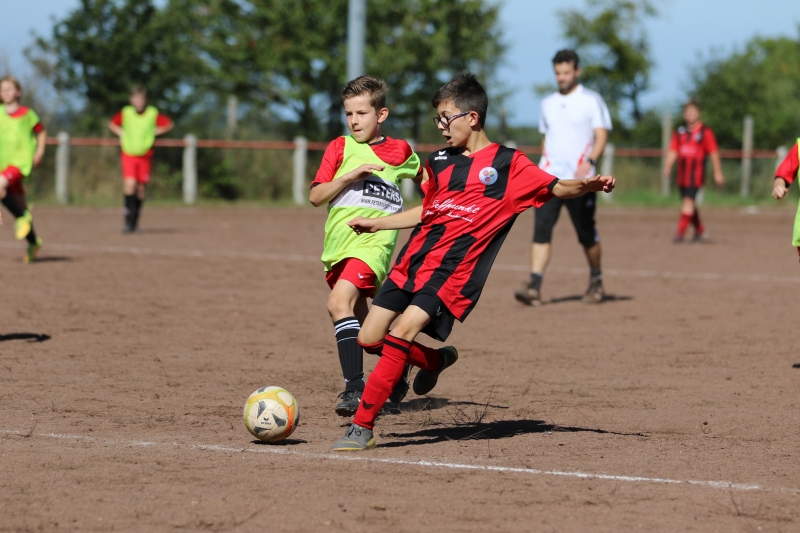 Foto Rocco Bartsch: Luka Grbesa (r.) kann sich hier im Kampf um den Ball behaupten