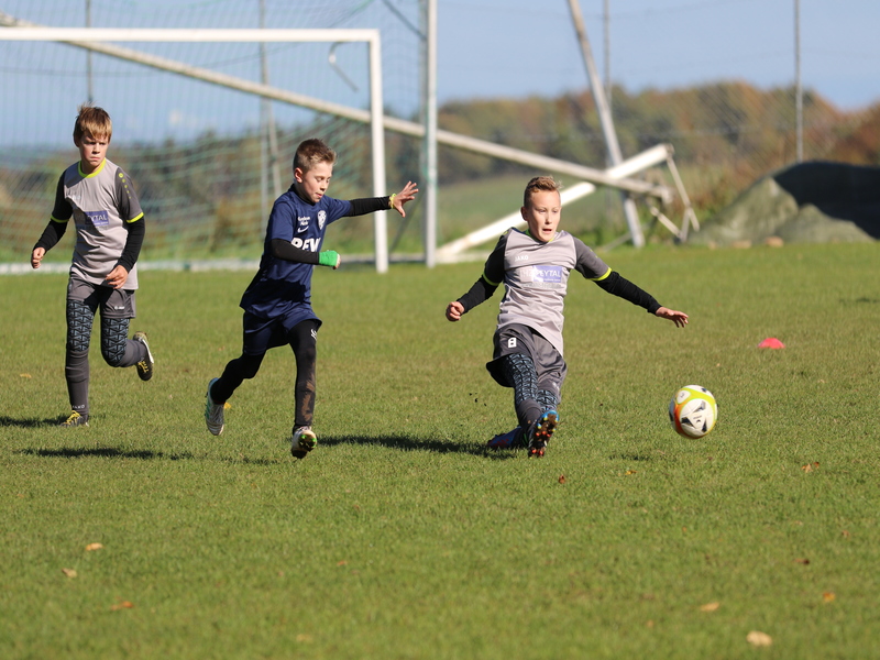 Foto Rocco Bartsch: Dreifacher Torschütze gegen Golbach - Maxim Richart (r.) hier in Aktion