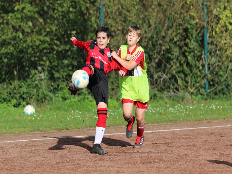 Foto Rocco Bartsch: Doppeltorschütze Nils Althausen (l.) behauptet hier den Ball