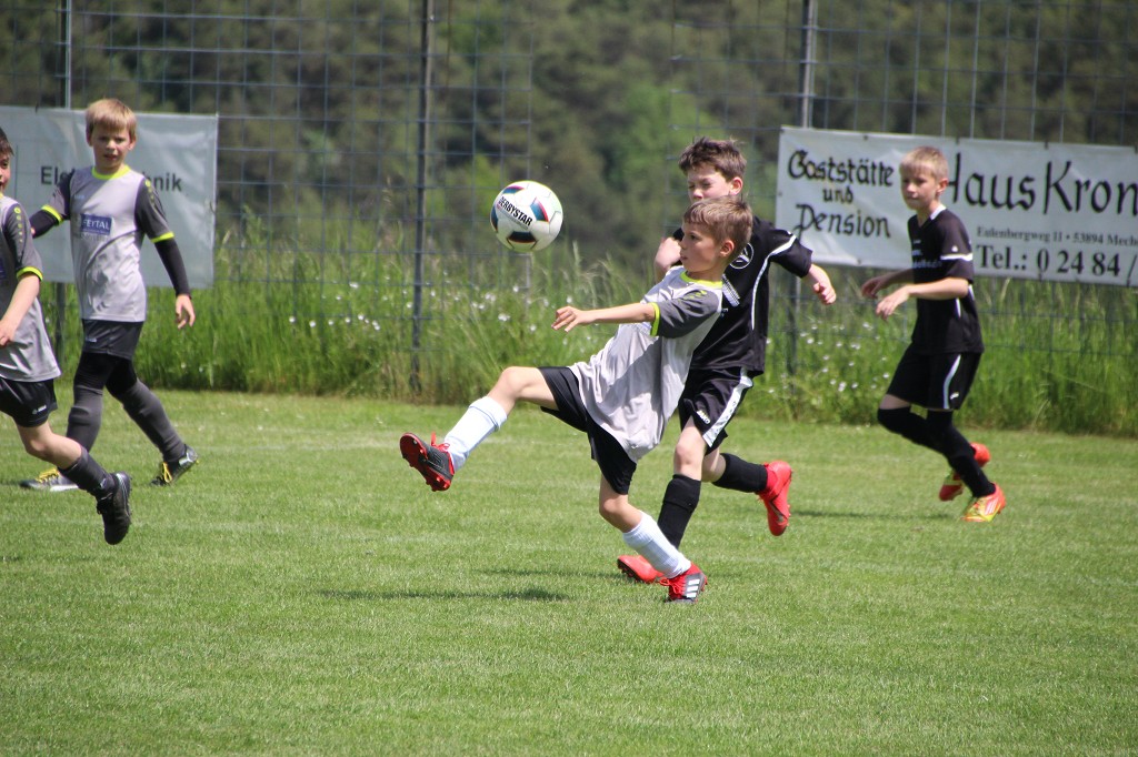 Foto R. Bartsch: Mats Rosenbaum (Bildmitte) mit einer gekonnten Ballannahme