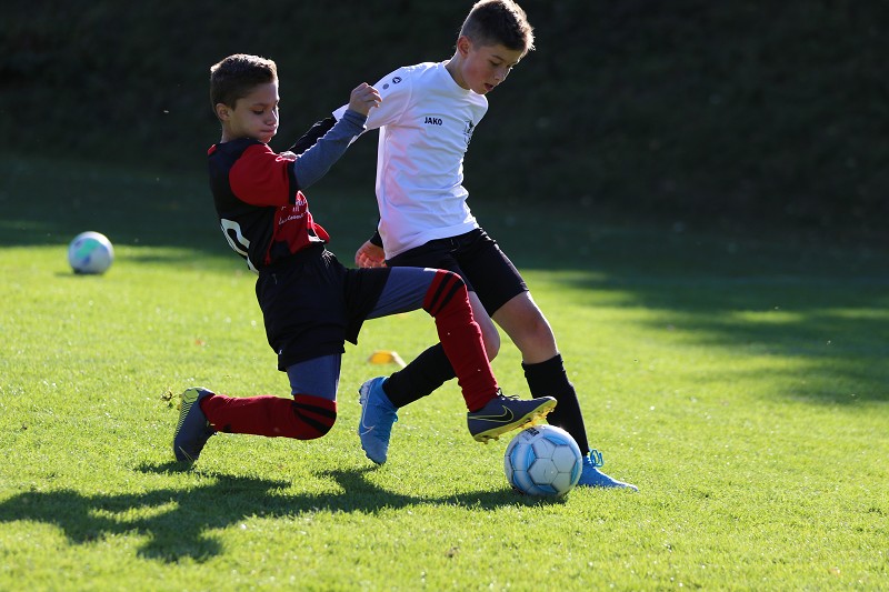 Foto Rocco Bartsch: Gerome Gnass (l.) gibt diesen Ball noch nicht verloren