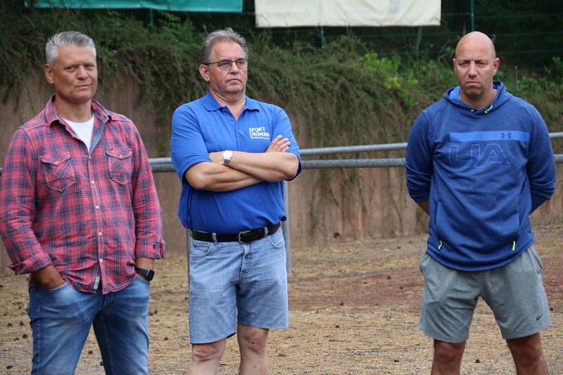 Foto Rocco Bartsch: Christoph Bandur (r.) neben Abteilungsleiter Harald Hohmeier (M.) ist neu im Trainerstab bei Guido Mertens (l.)