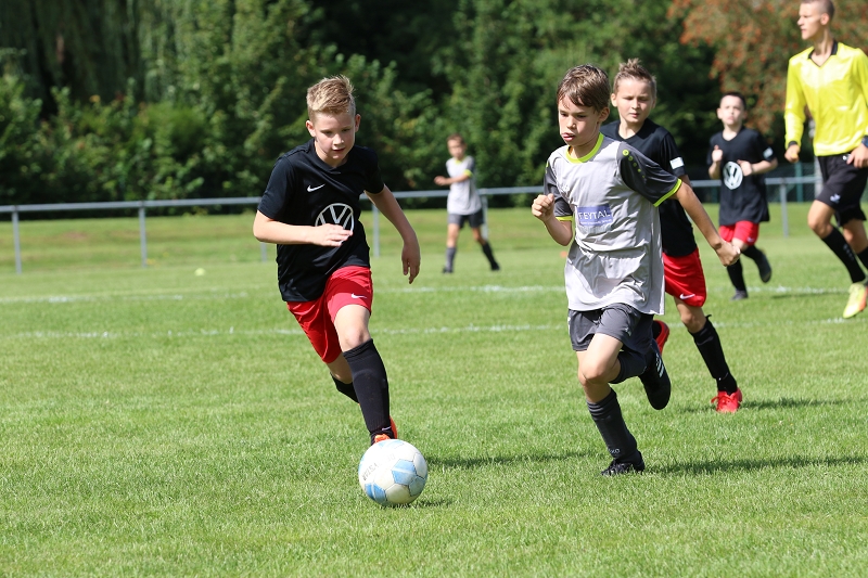 Foto Rocco Bartsch: Mats Rosenbaum (r.) gewinnt hier das Laufduell mit seinem Gegenspieler