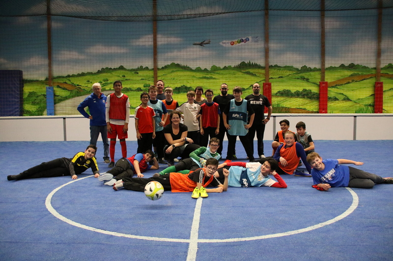 Foto Rocco Bartsch: Nach der lustigen Trainingseinheit erschöpfte Eltern und fröhliche Kinder