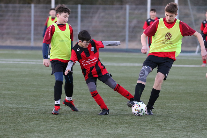 Foto Rocco Bartsch: Luka Grbesa (M.) behauptet hier den Ball gegen zwei körperlich überlegene Gegenspieler
