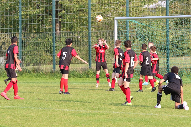 Foto Rocco Bartsch: Johannes Hoffmann (M.)klärt per Kopf im eigenen Strafraum
