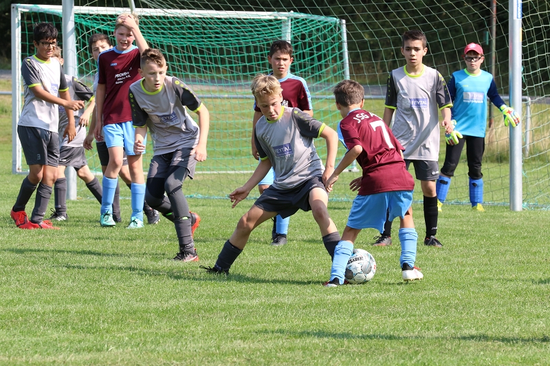 Foto Rocco Bartsch: Viel Abwehrarbeit musste die D2 sorgen - hier mit Mathis Alsmann (M.) im Zweikampf