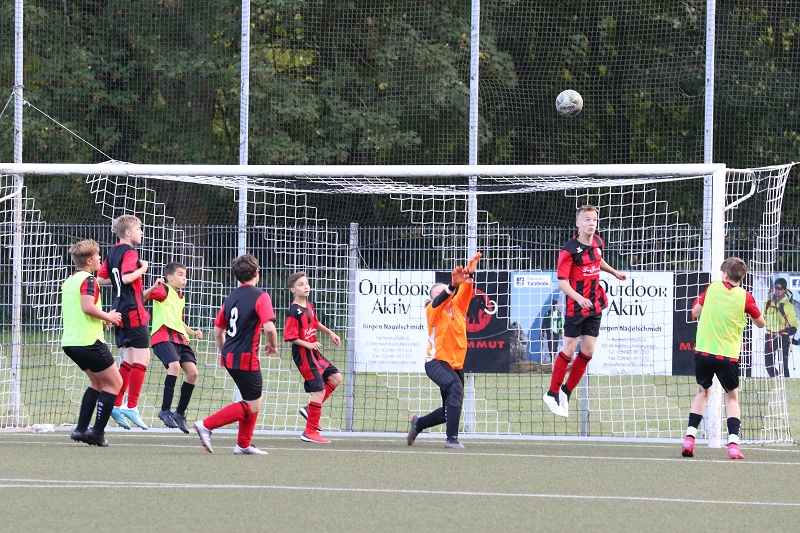 Foto Rocco Bartsch: Viele Standards mussten in der ersten Hälfte überstanden werden - hier klärt Nico Bube (2.v.r.)