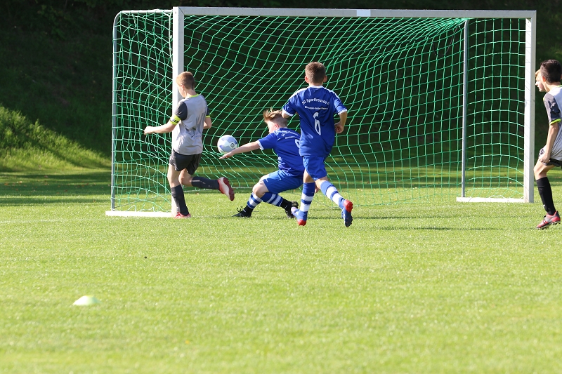 Foto Rocco Bartsch: Die Welt war beim1:0 durch Simon Schaffrath (l.) noch in Ordnung