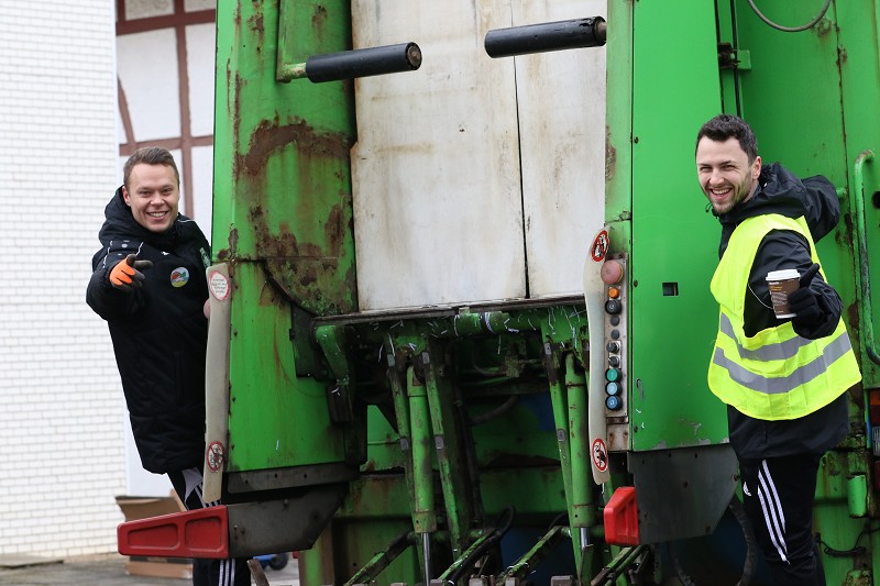 Foto Rocco Bartsch: Mit großer Freude dabei - Tobias Lebert (l.) und Kevin Mießeler bei der Papiersammlung