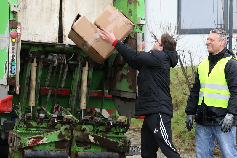 Foto Rocco Bartsch: Giulio Manganiello (l.) und Trainer Guido Mertens packen mit an
