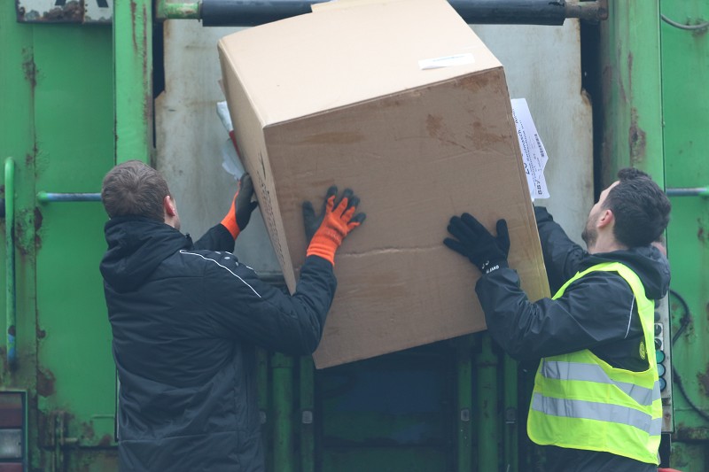 Foto Rocco Bartsch: Einen schweren Karton stemmen Tobias Lebert (l.) und Kevin Mießeler in den LKW