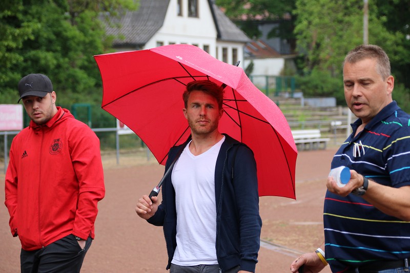 Foto Rocco Bartsch: Max Mies, Rainer Vus und Dr. Peter Schweikert-Wehner (v.l.) bei der fachmännischen Einweisung zu den Corona-Regeln