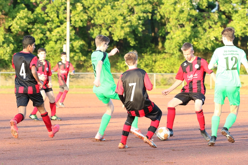 Foto Rocco Bartsch: Mittelfeldgeplänkel zwischen Mechernich (rot-schwarz) und Zwanzig 18 (grün)