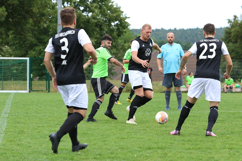 Foto Rocco Bartsch: Julian Nauman (M.) in Aktion beim Testspiel gegen Brauweiler II