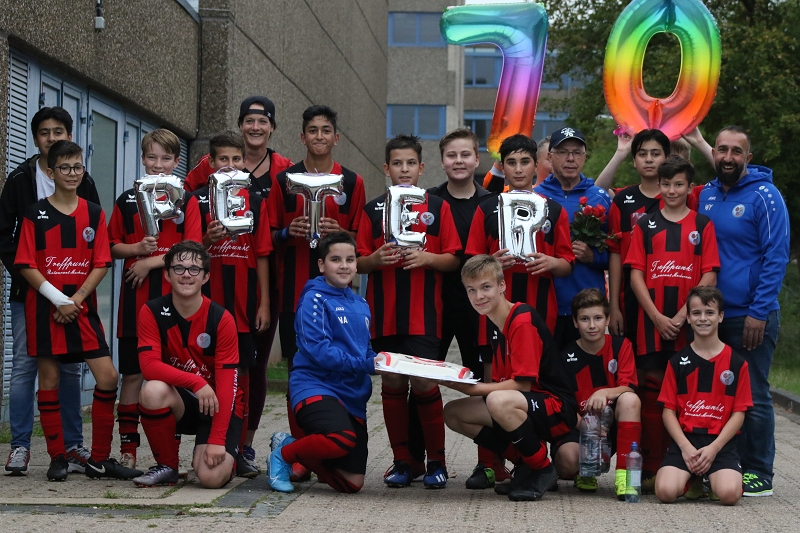 Foto Rocco Bartsch: Die C-Junioren gratulieren Peter Flimm zum 70.