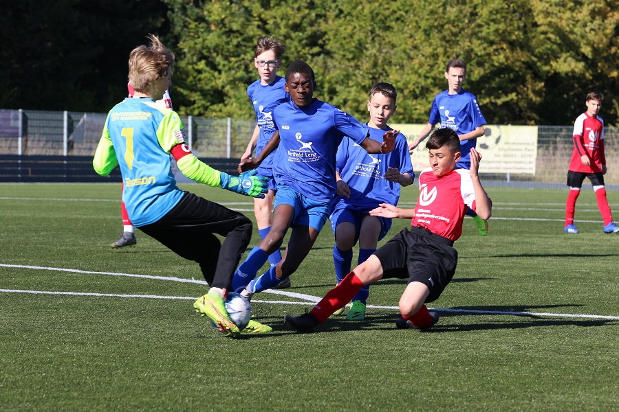 Foto Rocco Bartsch: Josef (v.r.) nimmt es gleich mit Allen auf, scheitert aber am Torwart