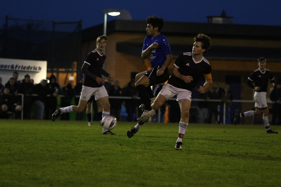 Foto Rocco Bartsch: Marcel Zahn (r.) im Zweikampf mit Dreifachtorschütze Silvio Ferjanii