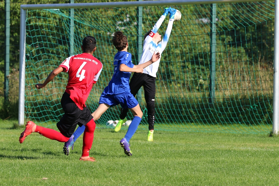 Foto Rocco Bartsch: Ibrahim (Nr. 4) trifft mittig unter die Latte ins Tor