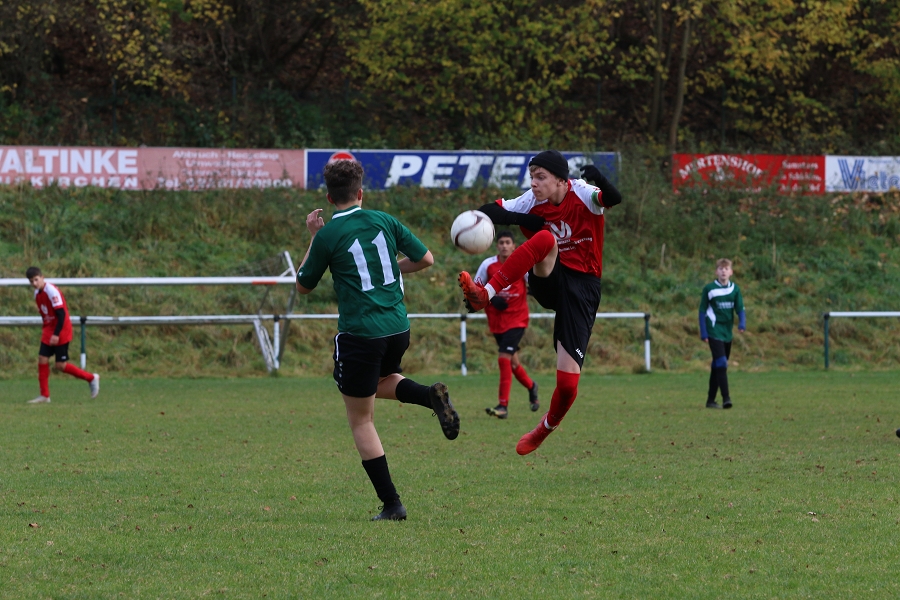 Foto Rocco Bartsch: Niklas (re.) mit der gekonnten Ballannahme im Mittelfeld