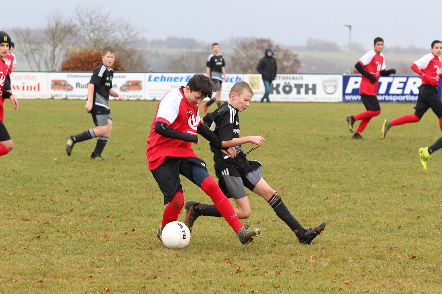 Foto Rocco Bartsch: Pascal (l.) in seinem ersten Saisonspiel hier im Zweikampf