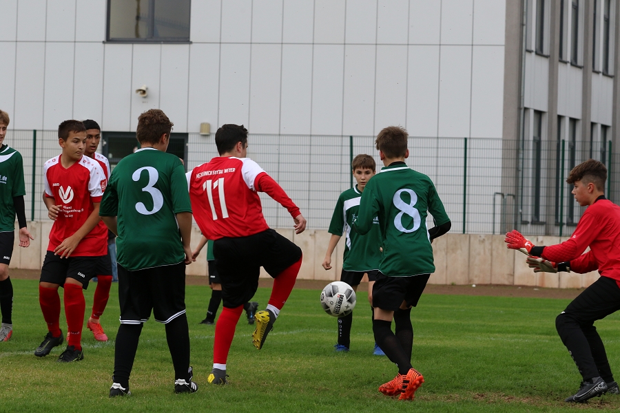 Foto Rocco Bartsch: Nils (Bildmitte) trifft aus Kurzdistanz zum 2:1