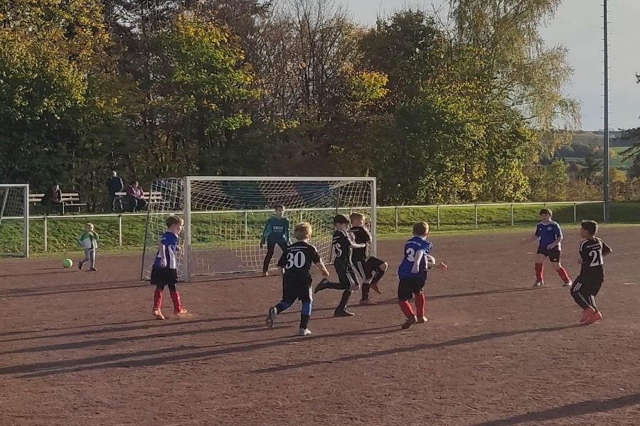 Foto Judith Rust - Nino (Mitte) erzielt das 4:0