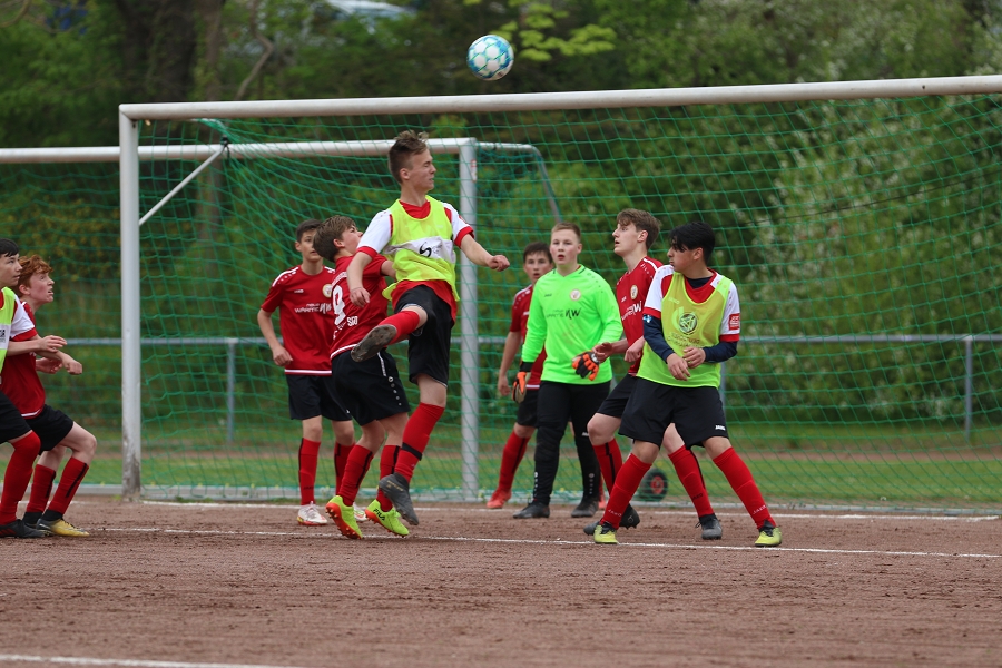 Foto Rocco Bartsch - Nico versucht es per Kopf, bekommt aber keinen Druck hinter den Ball.