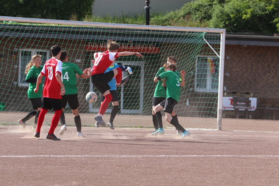 Foto Rocco Bartsch - Niklas (Bildmitte) mit der Möglichkeit zum Tor