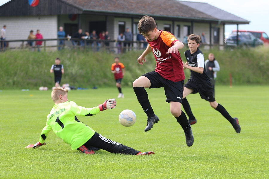 Foto Rocco Bartsch: Senad (re.) wird hier im letzten Moment durch den aufmerksamen Gästetorwart ausgebremst