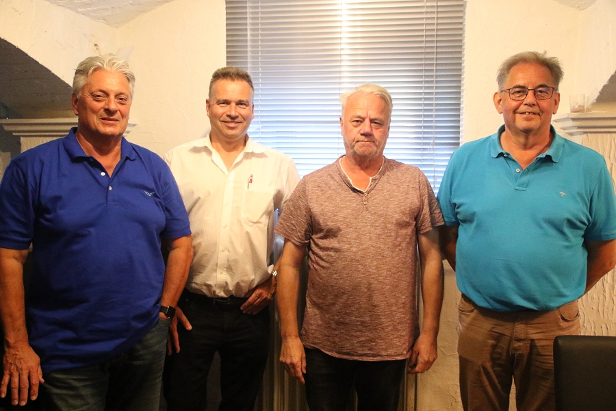 Foto Rocco Bartsch - Der neue Vorstand der Fußballsenioren - Hans Peter Gauer (li.), Günter Hansen (2 v.r.) sowie Harald Hohmeier (r.) zusammen mit dem Vereinsvorsitzenden Dr. Peter Schweikert-Wehner (2 v.l.)