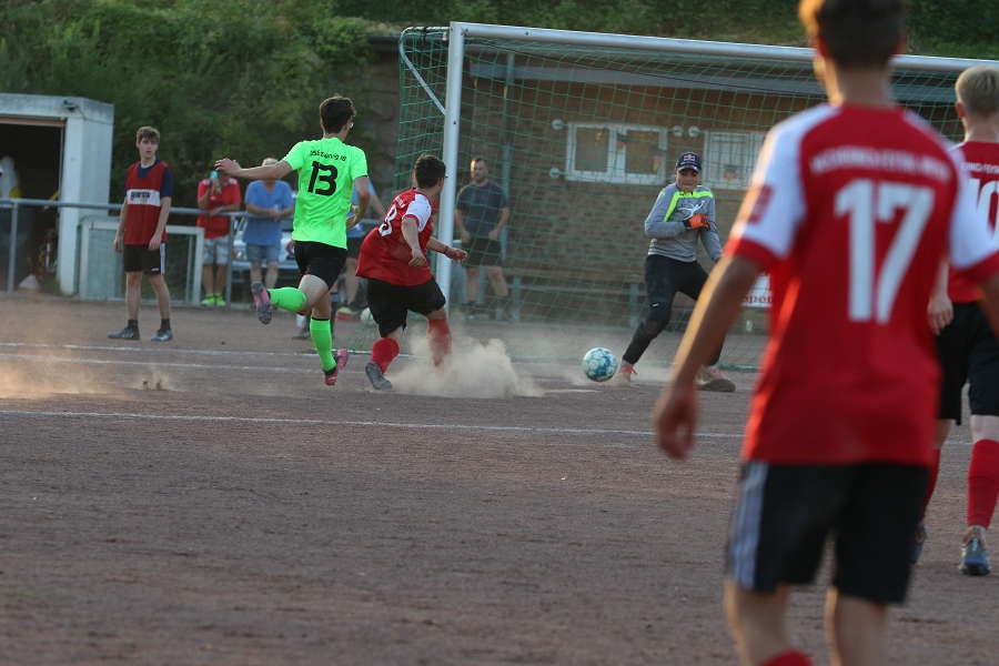 Foto Rocco Bartsch: Die 70. Minute - Felix (Nr.8) steuert aufs Tor zu und trifft flach zum 3:2.