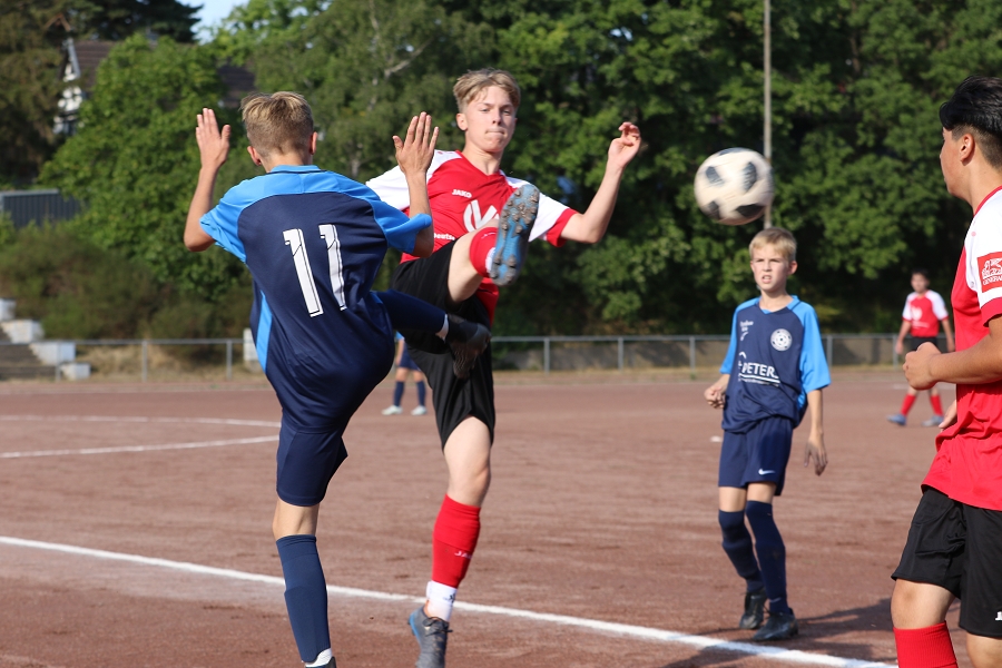 Foto Rocco Bartsch - Niklas (2.v.l.) wirbelte im Mittelfeld und hatte in Hälfte zwei gleich vier starke Torschüsse abgesetzt