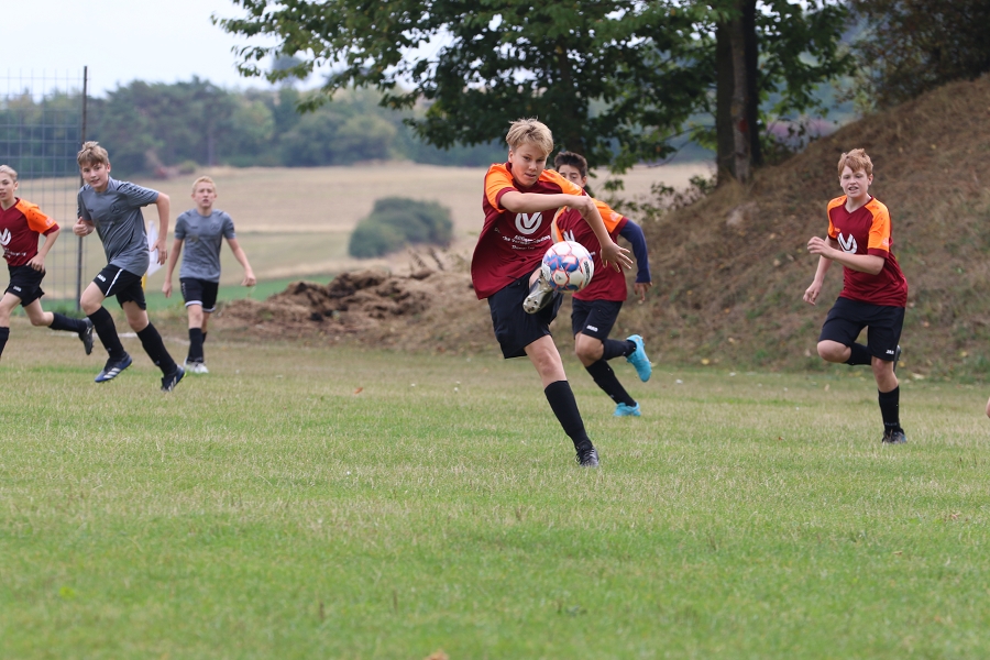 Foto Rocco Bartsch - Matthis (Bildmitte) ging angeschlagen ins Spiel, klärt hier aber resolut
