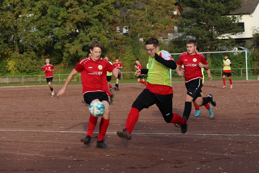 Foto Rocco Bartsch: Felix (re.) zeigte sich trotz Linksverteidigerposition im ersten Durchgang mit viel Offensivdrang