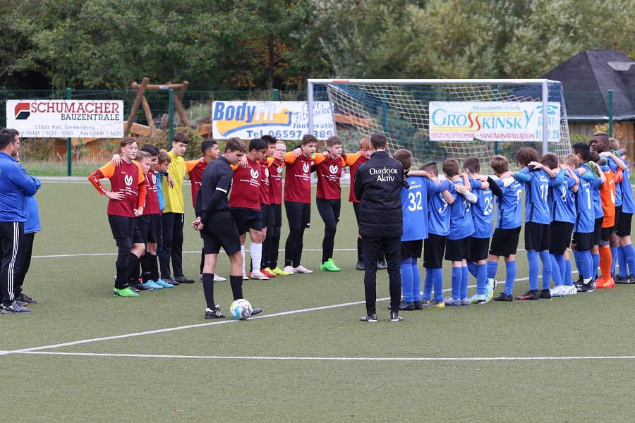 Foto Rocco Bartsch: Sportlich fair der Vergleich unserer C2 in Schmidtheim - Hier die Verabschiedung nach dem Spiel