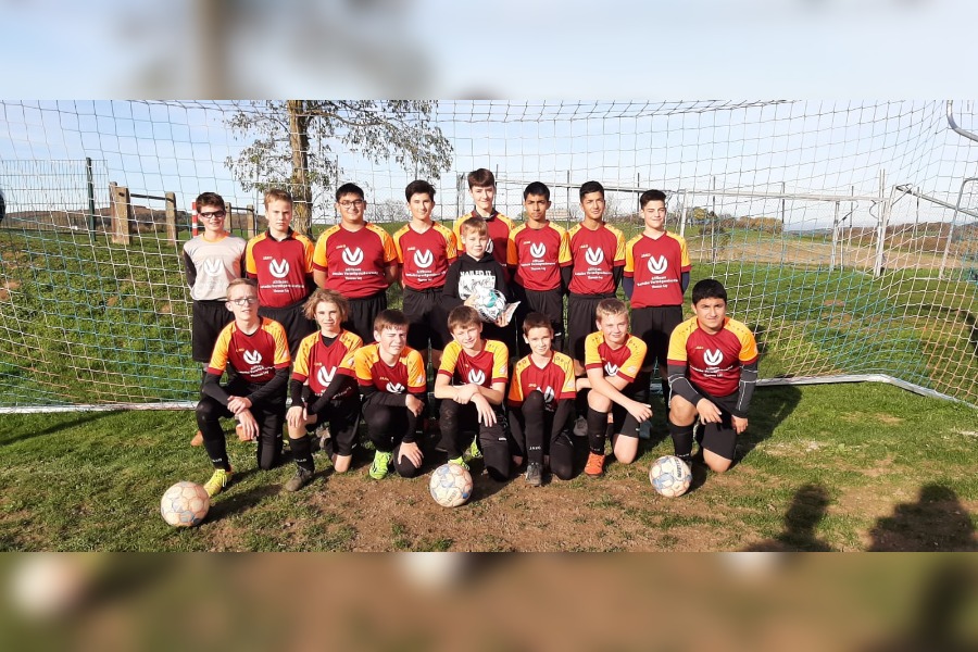 Foto Katja Bartsch: Justin in der Mitte seiner Mannschaft