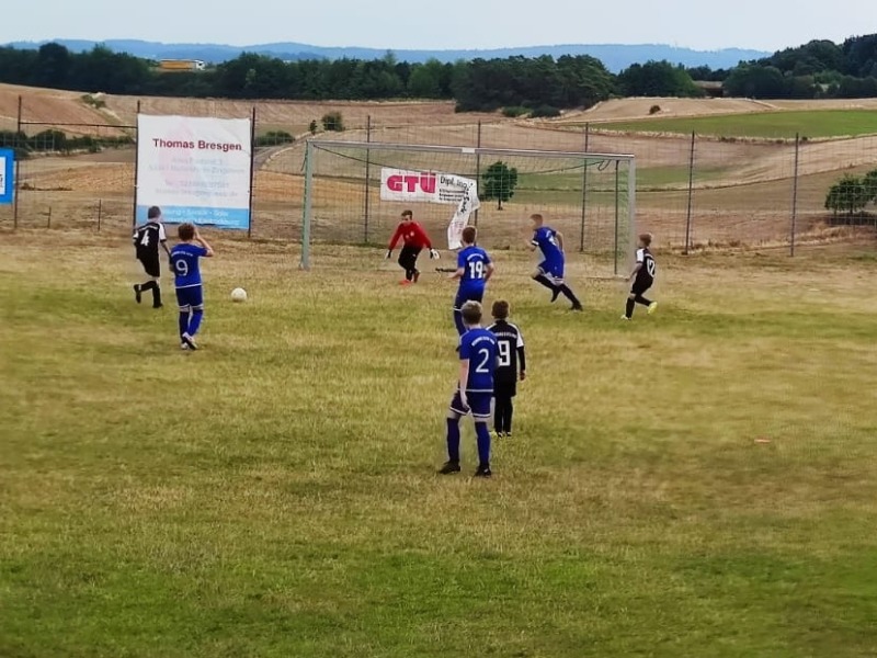 Foto S. Amoneit: Mechernich in blau im Angriff