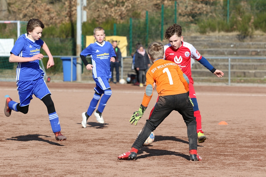 Foto Rocco Bartsch: Florian (r.) umspielt trotz Bedrängnis noch den Torwart und schiebt zum 3:0 ein