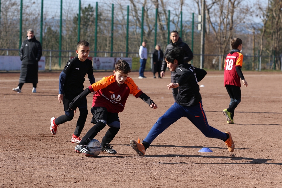 Foto Rocco Bartsch: Eron (2.v.l) zeigte in vielen Dribblings sein Können