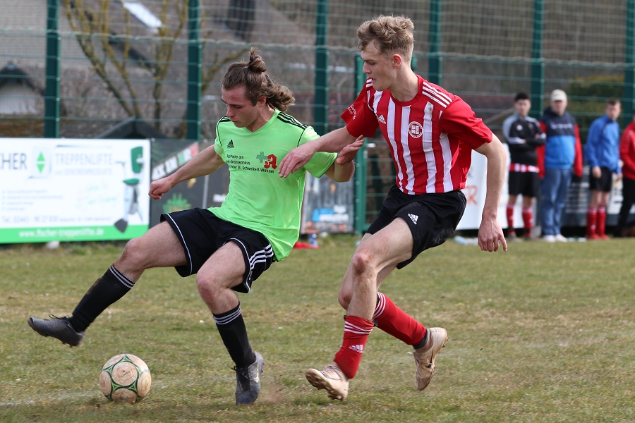 Foto Rocco Bartsch: Maurizio Magno (li.) behauptet hier den Ball im Zweikampf