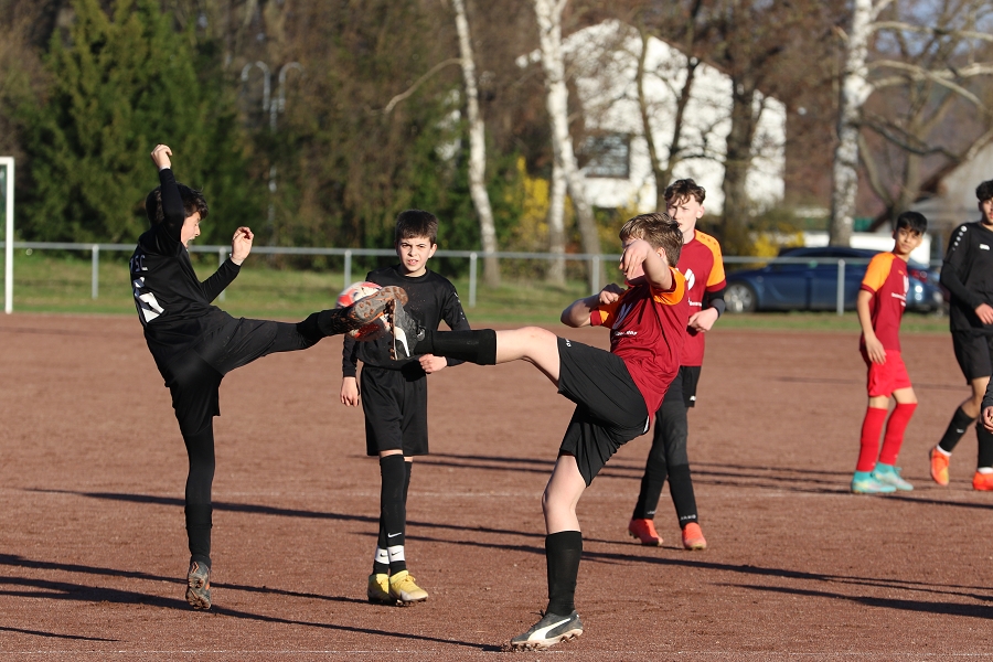 Foto Rocco Bartsch: Matthis (re.) klärt hier den Ball aus der Gefahrenzone heraus