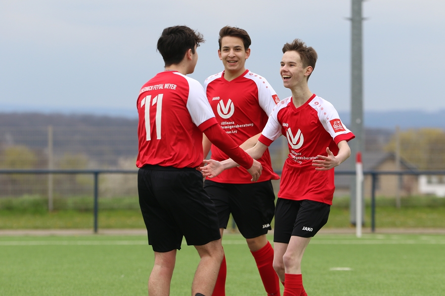 Foto Rocco Bartsch: Jubel bei Nils, Leart und Torschütze Tim (v.l.n.r.) beim 1:0
