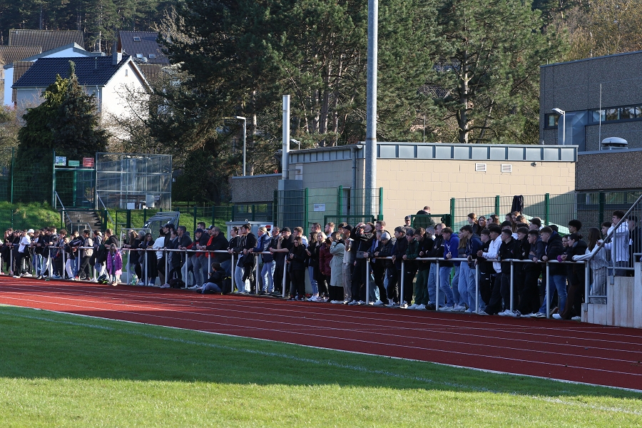 Foto Rocco Bartsch: Großes Zuschauerinteresse beim B-Juniorenmeisterschaftsspiel gegen Rotbachtal/Strempt