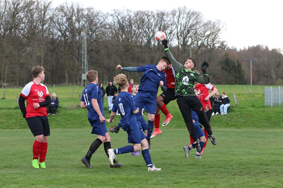 Foto Rocco Bartsch: Hochbetrieb im Strafraum. Hier bleibt der Torwart von Rotbachtal/Strempt Sieger