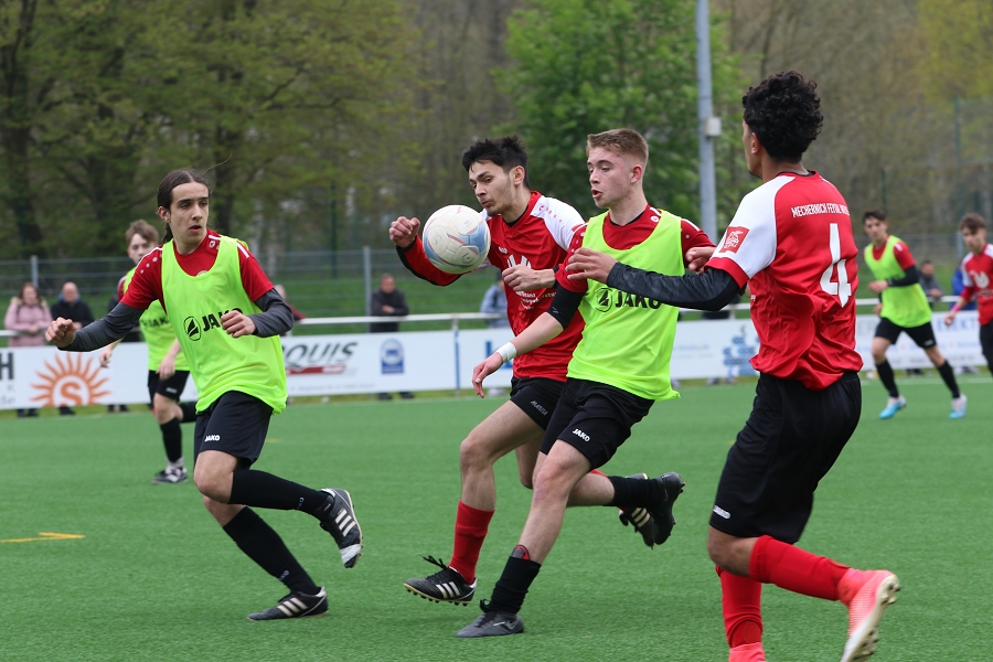 Foto Rocco Bartsch: Bekir (Bildmitte) hat hier im Zweikampf um den Ball das Nachsehen