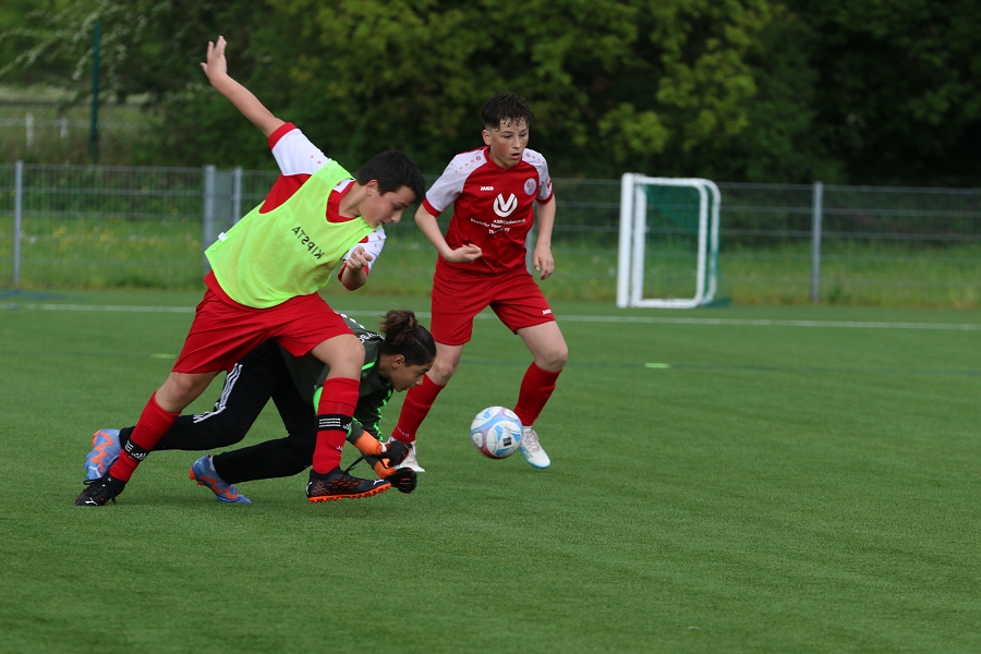 Foto Rocco Bartsch: Florian (re.) profitiert hier vom Torwartfehler und schiebt zum 2:1 ins leere Tor ein