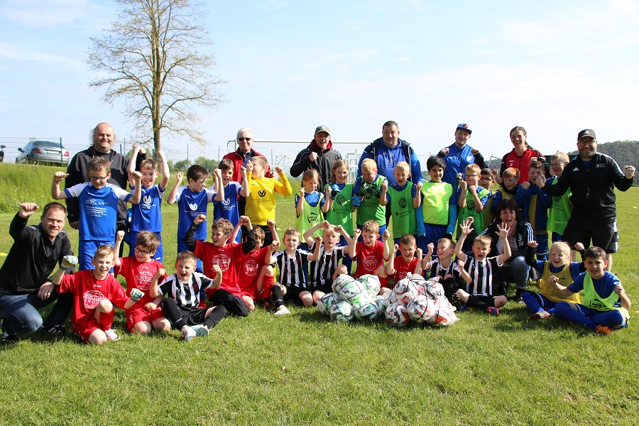 Foto Rocco Bartsch: Die Teilnehmer des Spielfestes in Weyer